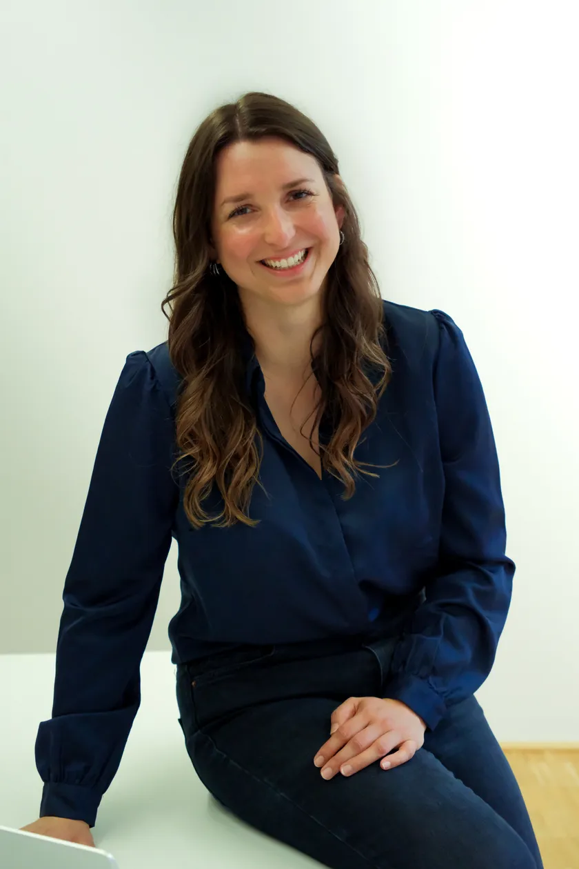 Judith Wöss, Psychotherapeutin in Fachausbildung unter Lehrsupervision, in ihrer Praxis in 1070 Wien